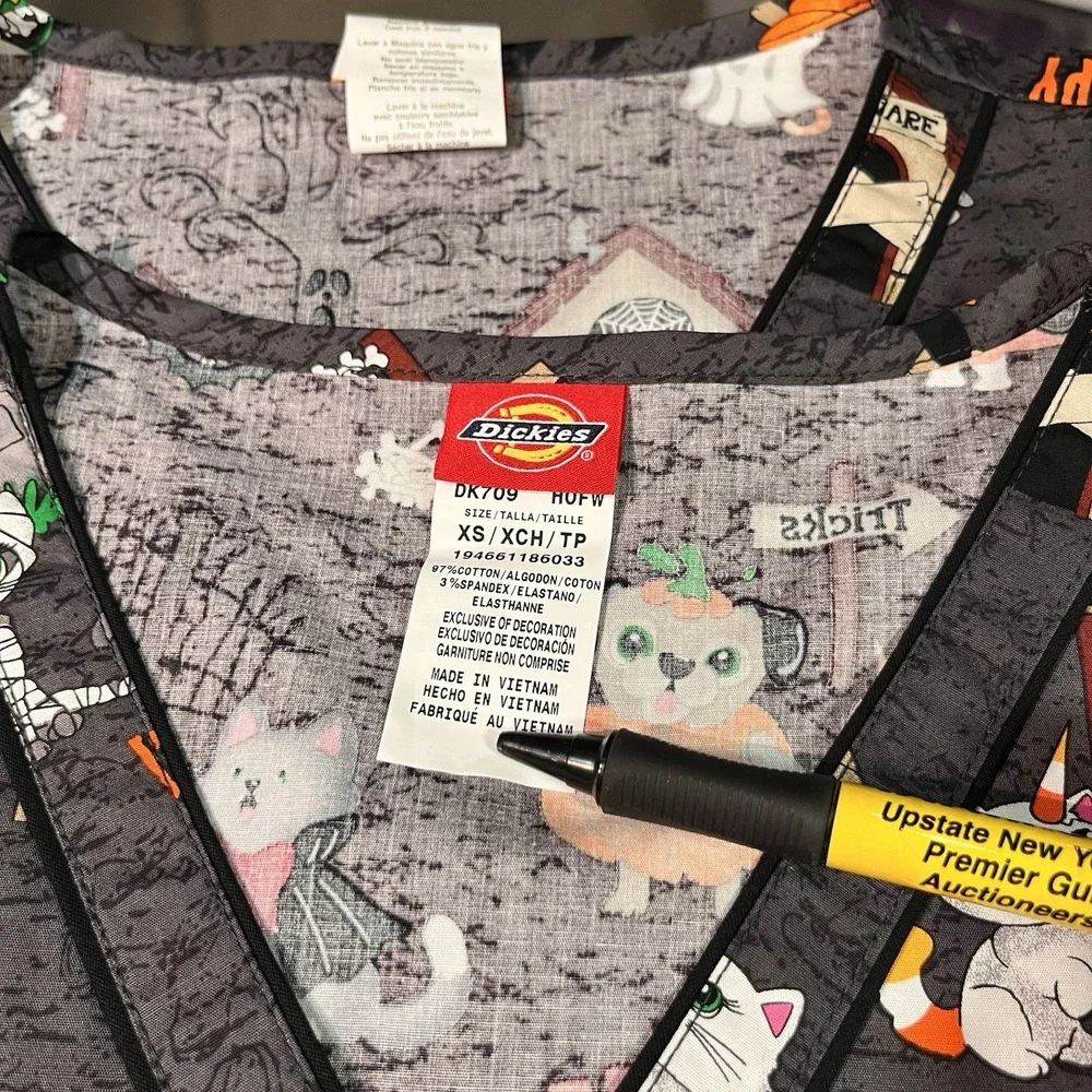 NWT Dickies Halloween Scrub Top Women's Medical Veterinary‎ Dogs Cats XS DK709